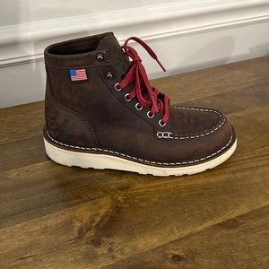 Like new. Women’s Danner Bull Run Moc Toe size 5.5